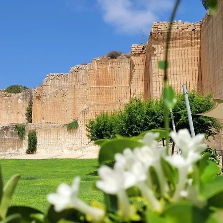 Cave Bianche فندق فافينانا